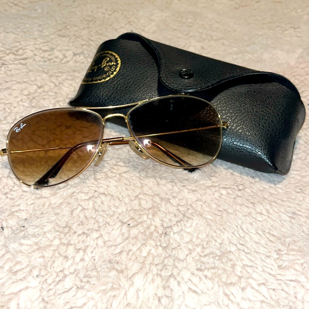 Raybans Classic Aviator sunglasses